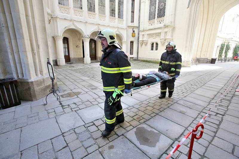 Složky integrovanégo záchranného systému cvičily na Hluboké zásah při, kterém vybuchla bomba a byli zranění návštěvníci památky