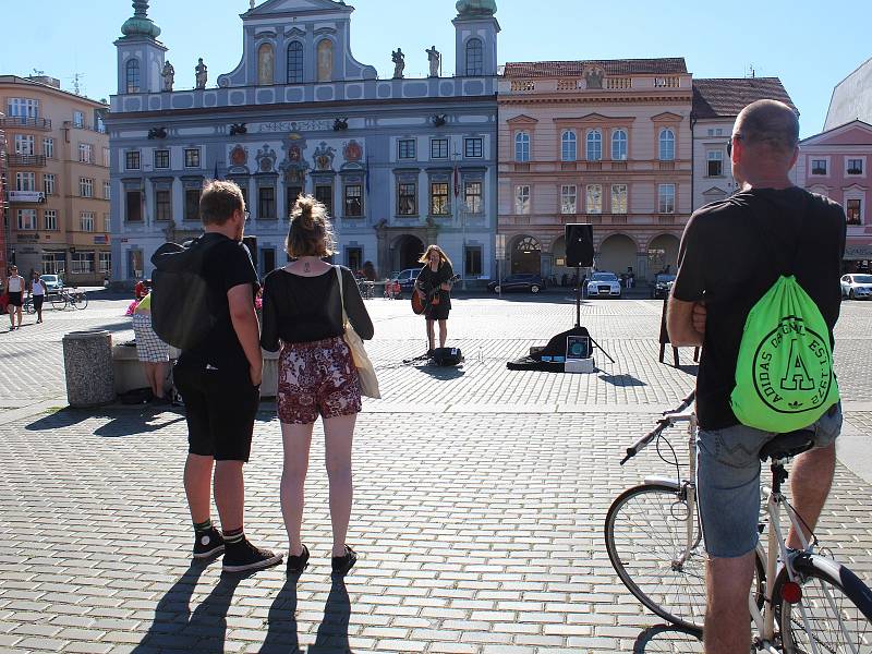 V Českých Budějovicích na Buskers festu vystupuje třeba Gus Ring, který sem přijel až ze Švédska.