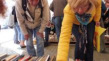 Na šestý ročník literárního festivalu Literatura žije nasbírali pořadatelé na čtyři tisíce knih. Z nich můžete vybírat ve středu 24. dubna a ve čtvrtek 25. dubna v literárním stanu na českobudějovickém náměstí.