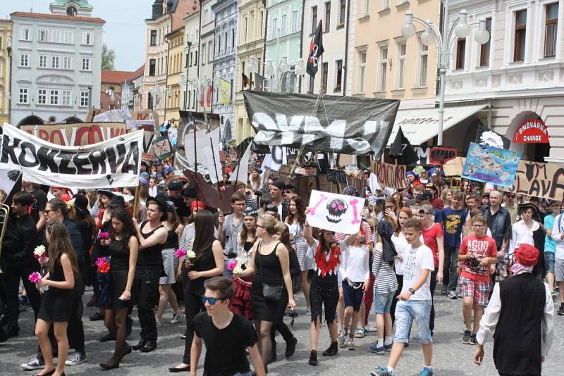 Celý týden žily České Budějovice multižánrovým festivalem Budějovický Majáles. Ten se v pátek rozloučil s krajským městem průvodem na náměstí Přemysla Otakara II., volbou krále a řadou koncertů.