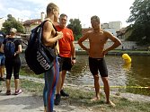 Po loňském závodě Mezi mosty si měli vítěz Ondřej Zach (vlevo) a Jan Micka (vpravo) co říct. O své dojmy se oba plavci dělili s Filipem Pytlem z klubu Plavání České Budějovice.