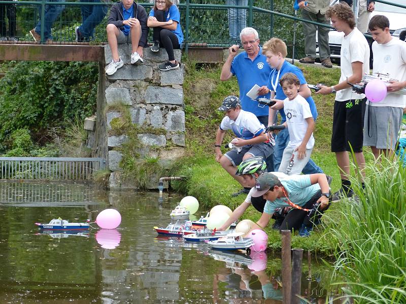 Ledeničtí lodní modeláři uspořádali v sobotu na rybníce Lazna soutěž autorů maket lodí.