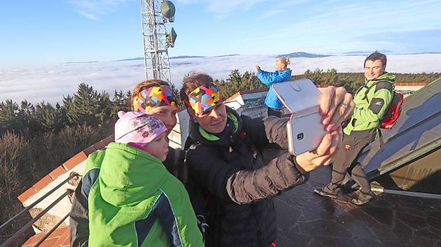 Krásné počasí přálo výletům do přírody a přilákalo spoustu turistů také na nejvyšší vrchol Blanského lesa Kleť. Vyrazily tam i Pavla Vinzensová s dvouletou dcerou Helenkou a Andrea Vondřichová.