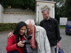 Fotografka Nguyen Phuong Thao a cestovatel Miroslav Zikmund.