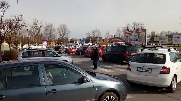 Dlouhé fronty aut se ve čtvrtek ráno tvořily na parkovišti u českobudějovického obchodního domu Kaufland.