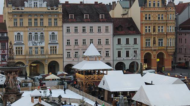 Vánoční trh na českobudějovickém náměstí. Ilustrační foto.