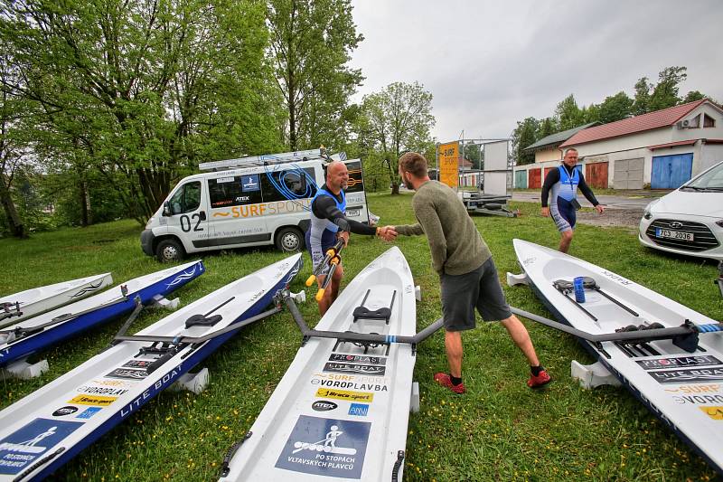 Veslaři vyrazili z Českých Budějovic do Prahy. Připomněli tak voroplavbu na této trase.