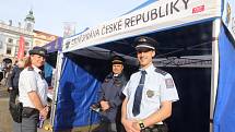 Armáda, policie a hasiči na českobudějovickém náměstí. To je připomínka vzniku samostatného československého státu.