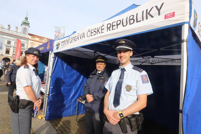 Armáda, policie a hasiči na českobudějovickém náměstí. To je připomínka vzniku samostatného československého státu.