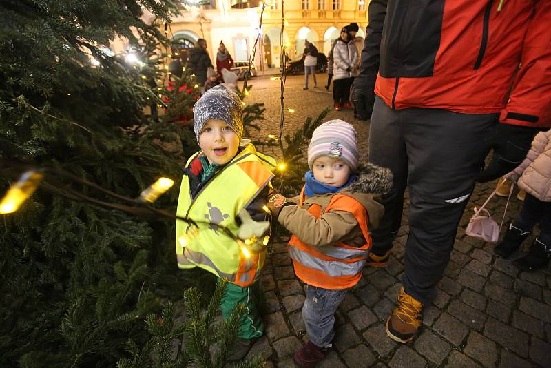 Vánoční strom svítí už i na náměstí Přemysla Otakara II. v Českých Budějovicích. I přes nouzová opatření způsobená koronavirem, se lidé vydali na náměstí. Rozsvícení vánočního stromu ani punč si nenechali ujít.