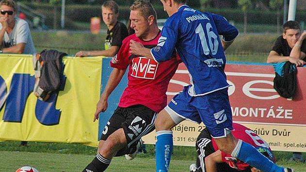 V minulém pohárovém zápase fotbalisté Dynama vyhráli hladce v Králově Dvoře 3:0 (Luboš Pecka bojuje s domácím Procházkou), uspějí i ve čtvrtek doma se Žižkovem?