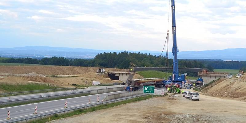 Stavba nového mostu přes dálnici u Chotýčan 12. 6. 2022.