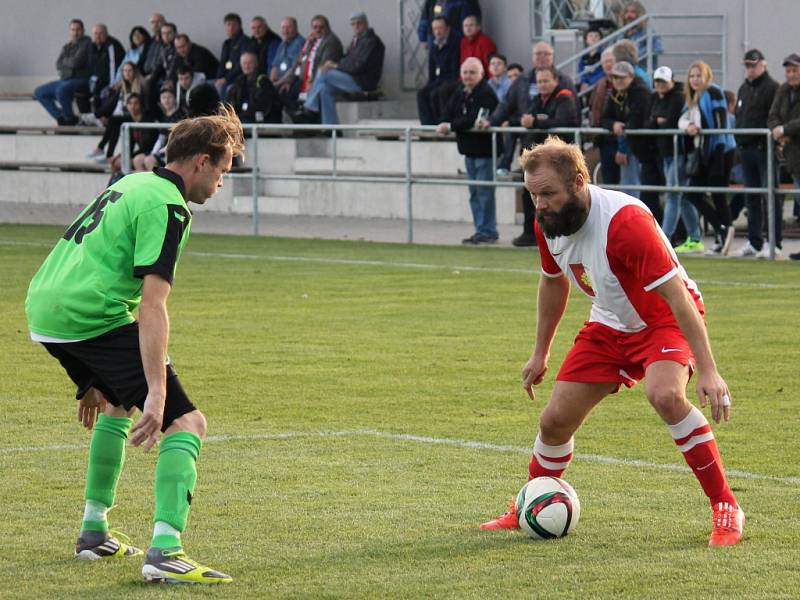 Slavoj Temelín (v červenobílém) se rozloučil s podzimní sezonou vítězstvím, doma porazil Neplachov 3:0.  