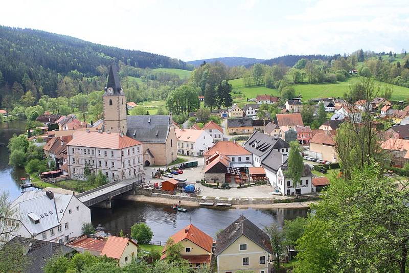 Věž Jakobínka v Rožmberku nad Vltavou se už skoro celá ztrácí za dřevěným lešením.