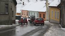 Do terénu musela veškerá technika, snažila se zbavit ledu elespoň frekventované silnice.