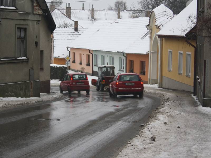 Do terénu musela veškerá technika, snažila se zbavit ledu elespoň frekventované silnice.