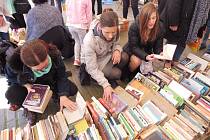 Na šestý ročník literárního festivalu Literatura žije nasbírali pořadatelé na čtyři tisíce knih. Z nich můžete vybírat ve středu 24. dubna a ve čtvrtek 25. dubna v literárním stanu na českobudějovickém náměstí.