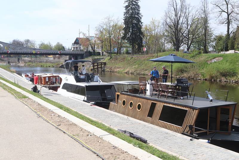 Nový přístav na Vltavě u budějovického Dlouhého mostu byl slavnostně otevřen. Vývaziště je určeno pro menší lodě, kterých by zde mohlo kotvit až dvacet, v závislosti na velikosti.