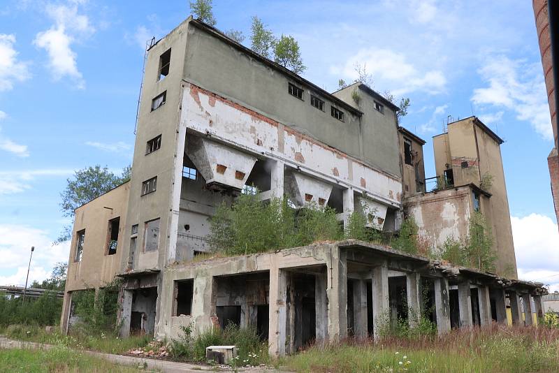 Vymlácený areál skleníků s tunami odpadků, šrot, vraky. I to jsou Budějovice.