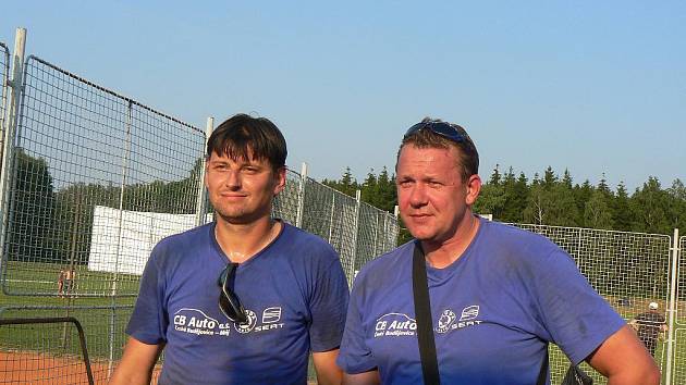 Bývalé opory českobudějovického Jihostroje  Miroslav Šotola a Petr Zelenka (zprava) už vrcholový volejbal nehrají. Oba se nyní  potkali znovu v jednom dresu. 