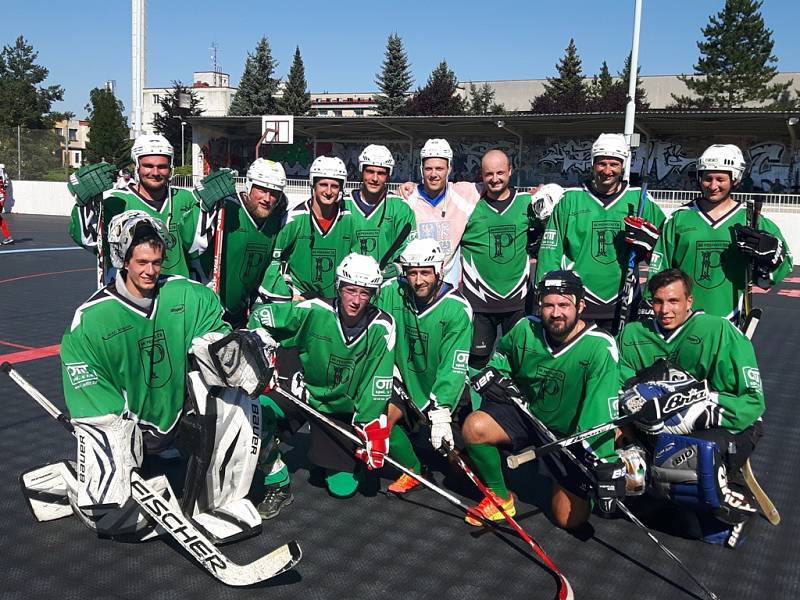 HOKEJBAL. S týmem SK Pedagog se na turnaji v Dobřanech vyfotila také hokejová hvězda Bostonu Bruins David Pastrňák (v bílém), který si na turnaji zahrál za český výběr do dvaceti let. Jihočeši skončili na západě Čech pátí.Horní zleva Ondřej Bárta, Tomáš