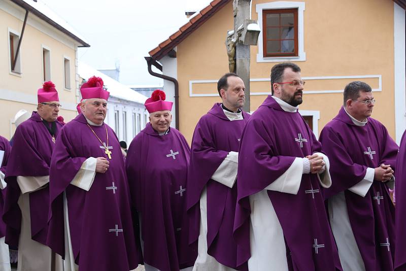 Pohřeb faráře Marcina Żelazného v Trhových Svinech.