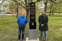 Ve čtvrtek 6. května vrátili nadšenci z českobudějovické Vojensko–letecké historické společnosti pomník letce Antonína Ježka na jeho původní místo.