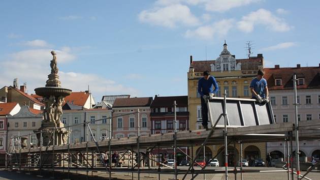 Českobudějovické náměstí se už od soboty připravuje na velkou úterní slavnost.