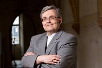 Profesor Martin Weis přednáší na Teologické fakultě Jihočeské univerzity a zároveň je farářem v Dubném.