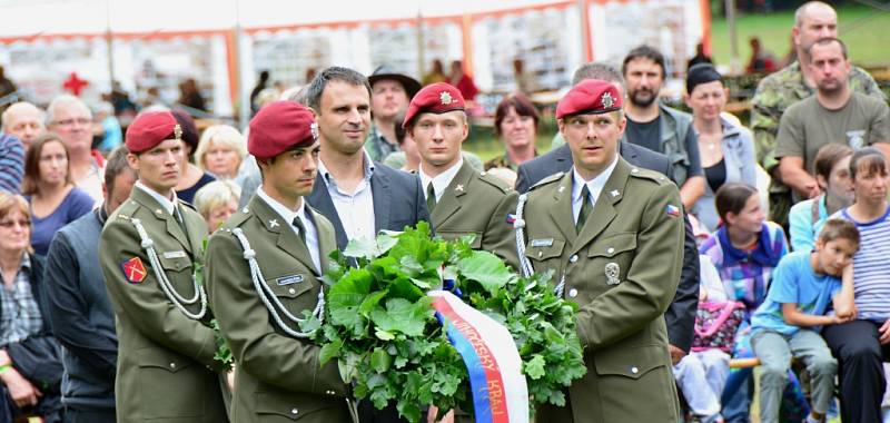 Trocnovské slavnosti v Památníku Jana Žižky z Trocnova. Věnec k pomníku vojevůdce položil i jihočeský hejtman Jiří Zimola.