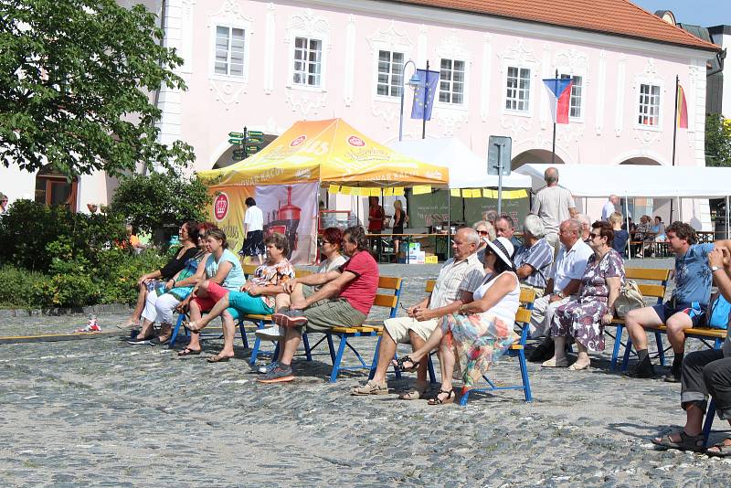 Městské slavnosti v Týně nad Vltavou zahájily program v sobotu 20. července vystoupením Budvarky. Akce nabídla bohatý program včetně koncertů různých kapel nebo pohádkového představení na týnském otáčku.