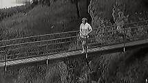 Lávka u soutoku nad Židovou strouhou. Na snímku z filmu Metráček po ní kráčí hlavní hrdinka Jitka Pažoutová.