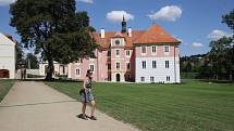 Po sedmi letech práce a množství rekonstrukci zavítali se začátkem prázdnin na barokní zámek v Kolodějích nad Lužnicí jeho historicky první návštěvníci.
