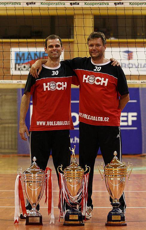 Trenér českobudějovických volejbalistů Petr Brom (vpravo s masérem Filipem Hochem a sbírkou tří titulů) už má talismany pro letošní sezonu připravené. 