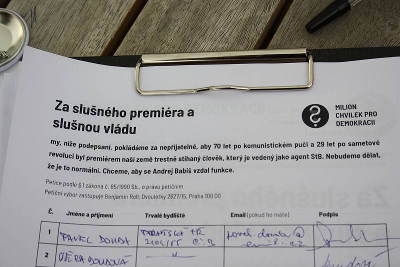 Nespokojenost s trestně stíhaným premiérem dali najevo občané na středečním protestu proti vládě na českobudějovickém náměstí.