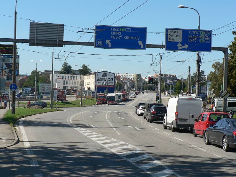 K lepšímu řízení provozu v jihočeské metropoli (na snímku křižovatka Na Dlouhé louce - Husova) má přispět nový systém.