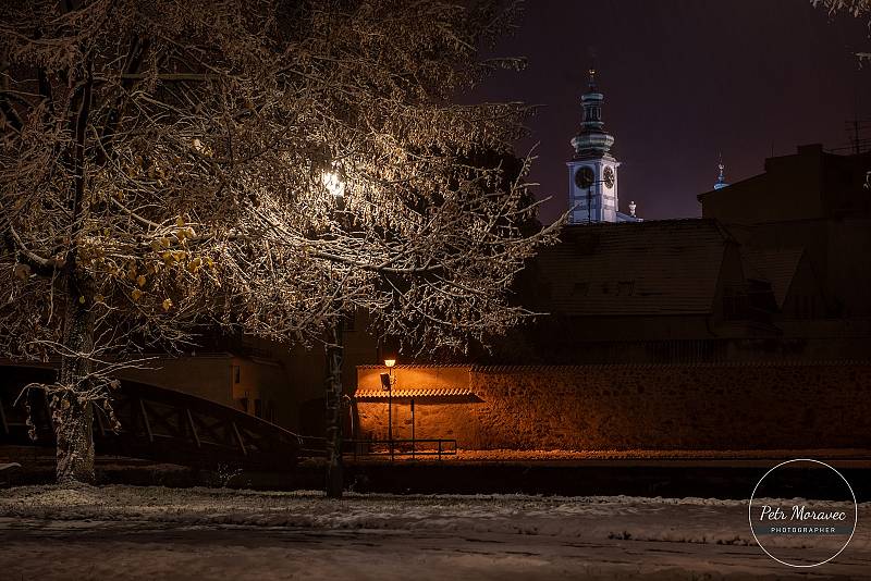 Budějovice v noci zasypal první sníh této zimy.