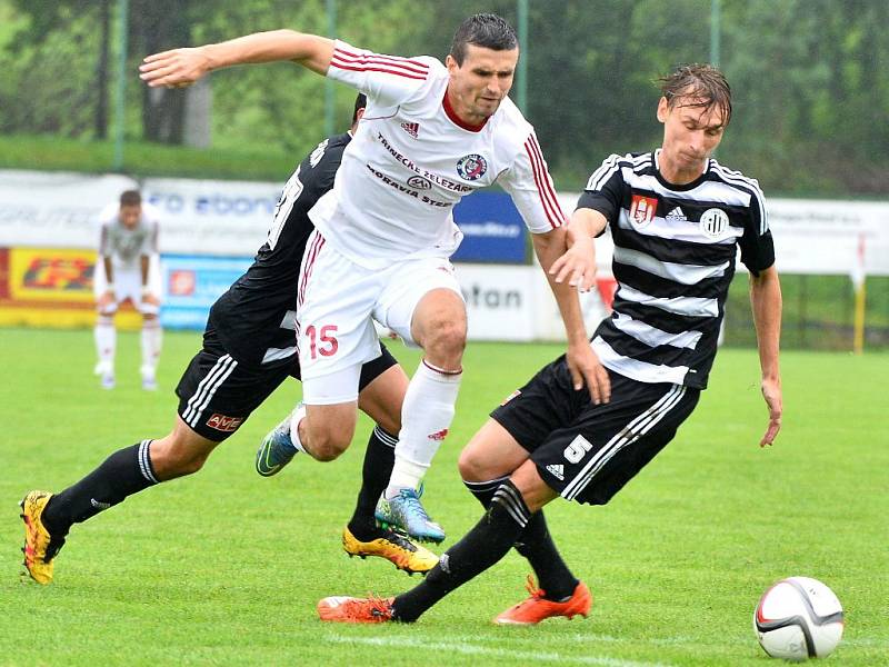 Obrana Dynama odvedla v Třinci výbornou práci. Na snímku Pavel Novák stíhá třineckého Mateje Ižvolta.