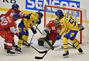 Švédové Linus Johansson (vpravo ve žlutém) a Isac Brännström se snaží prosadit před českým brankářem Markem Langhamerem, kterému pomáhají Patrik Zdráhal a Michael Špaček.
