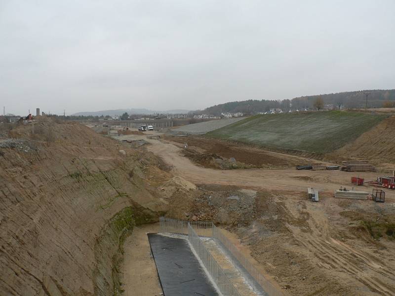 Dopravní změny v Českých Budějovicích. Dne 24. listopadu 2021 začala zhruba dvoutýdenní rekonstrukce Novohradské ulice u Nových Hodějovic kvůli stavbě dálnice D3 (na snímku).