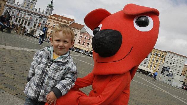 Jan Svěrák uvede ve středu v budějovickém multikině jihočeskou předpremiéru svého nového snímku Kuky se vrací. Jde o kombinaci hraných scén, animace a loutek. Na film lákala v pondělí v centru Budějovic červená postavička.