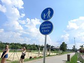 Nová značka na stezce pro pěší a cyklisty v Českých Budějovicích. Přikazuje cyklistům sesednout z kola na úseku 200 metrů u nového sportovního areálu.