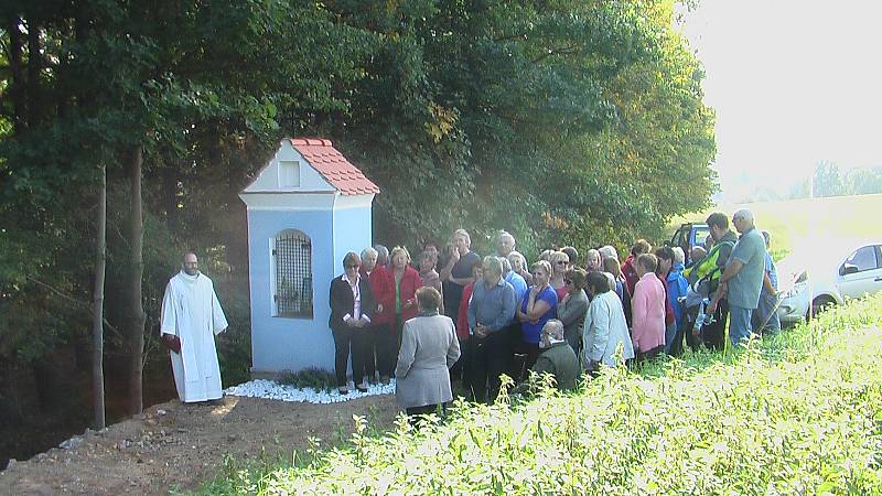 Na svatého Václava vysvětili v Řevňovicích, místní části Strážkovic, novou kapličku. Ta původní se zřítila.