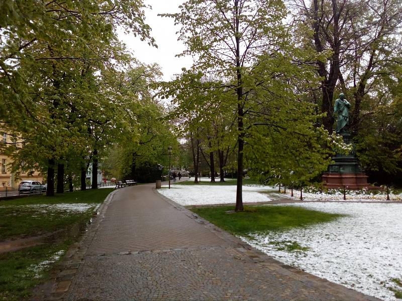 České Budějovice - K ránu napadl sníh, který již pomalu roztává.