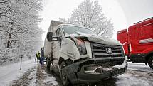 Za Dasným u odbočky na Čejkovice se srazilo v pondělí ráno pět aut při hromadné nehodě. "Větší auto, které jsme nabourali jsme měli půjčené. Jeli jsme pro novou kuchyň. Na někoho se zlobit? Na také vrstvě rozbředlého sněhu ani není divu, že jsme do sebe n