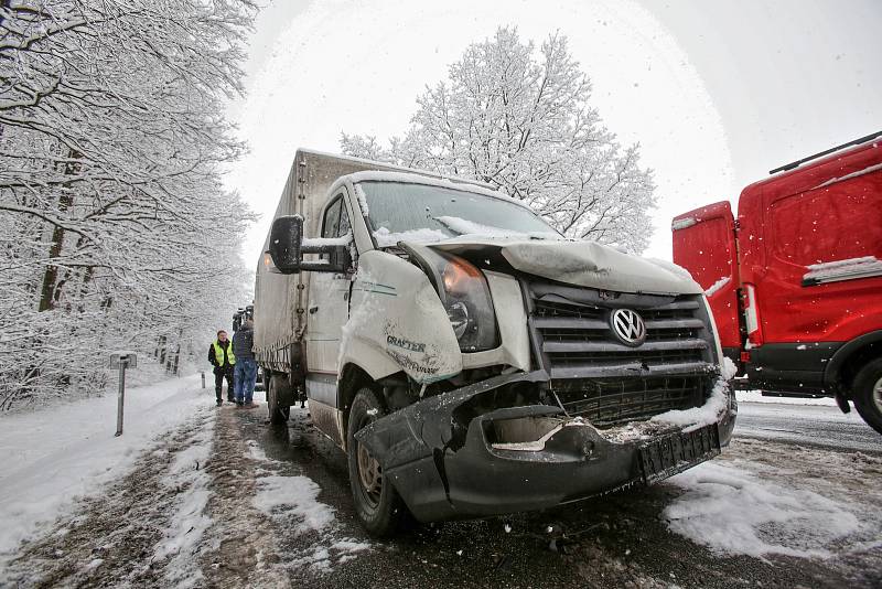 Za Dasným u odbočky na Čejkovice se srazilo v pondělí ráno pět aut při hromadné nehodě. "Větší auto, které jsme nabourali jsme měli půjčené. Jeli jsme pro novou kuchyň. Na někoho se zlobit? Na také vrstvě rozbředlého sněhu ani není divu, že jsme do sebe n