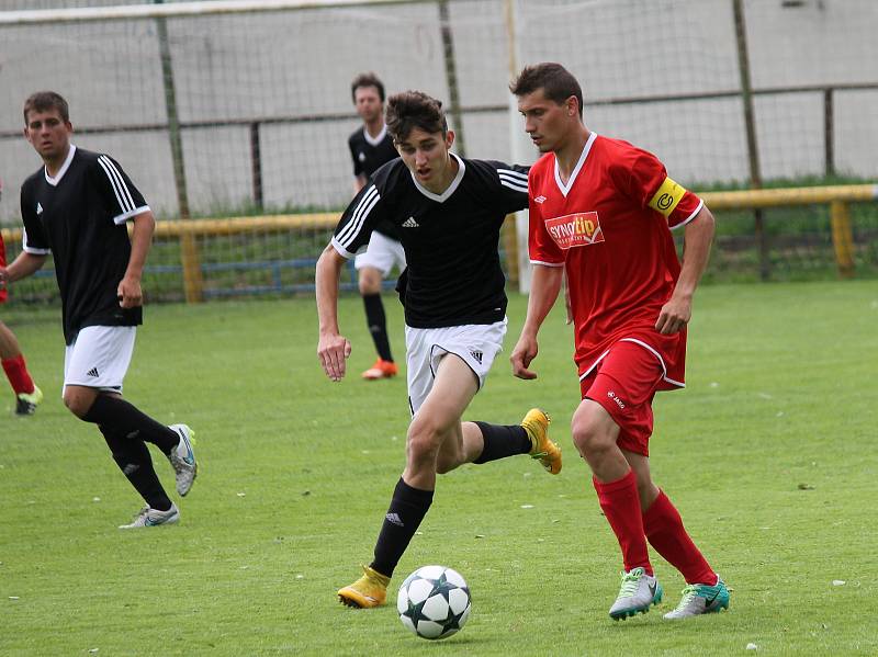 České Budějovice - Poslední zápas byl takový, jako celá jarní sezona. Lokomotiva porazila na svém hřišti Čtyři Dvory 7:2 a chystá veselou dokopnou, hostům se jaro nepovedlo. V českobudějovickém derby Loko ČB - SK Čtyři Dvory 7:2.