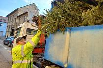 V Českých Budějovicích druhým rokem sváží vánoční stromky David Mrhal. Putují do sběrného dvora v Dolní ulici v areálu společnosti FCC.