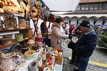 Vánoční trh na nádvoří českobudějovické radnice.
