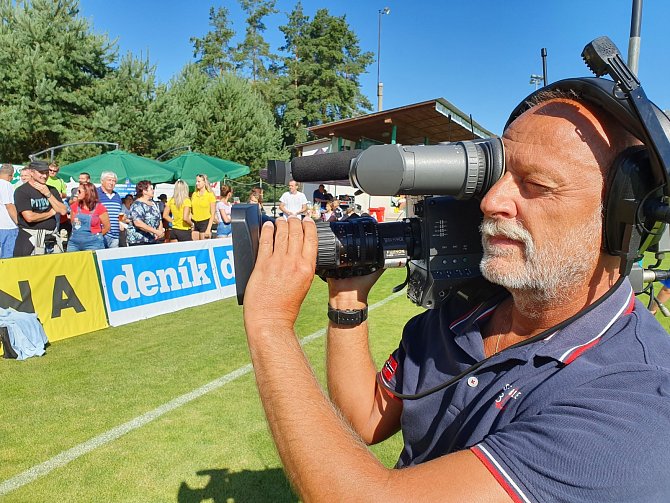 Zdeněk Tripes s kamerou na sportovišti